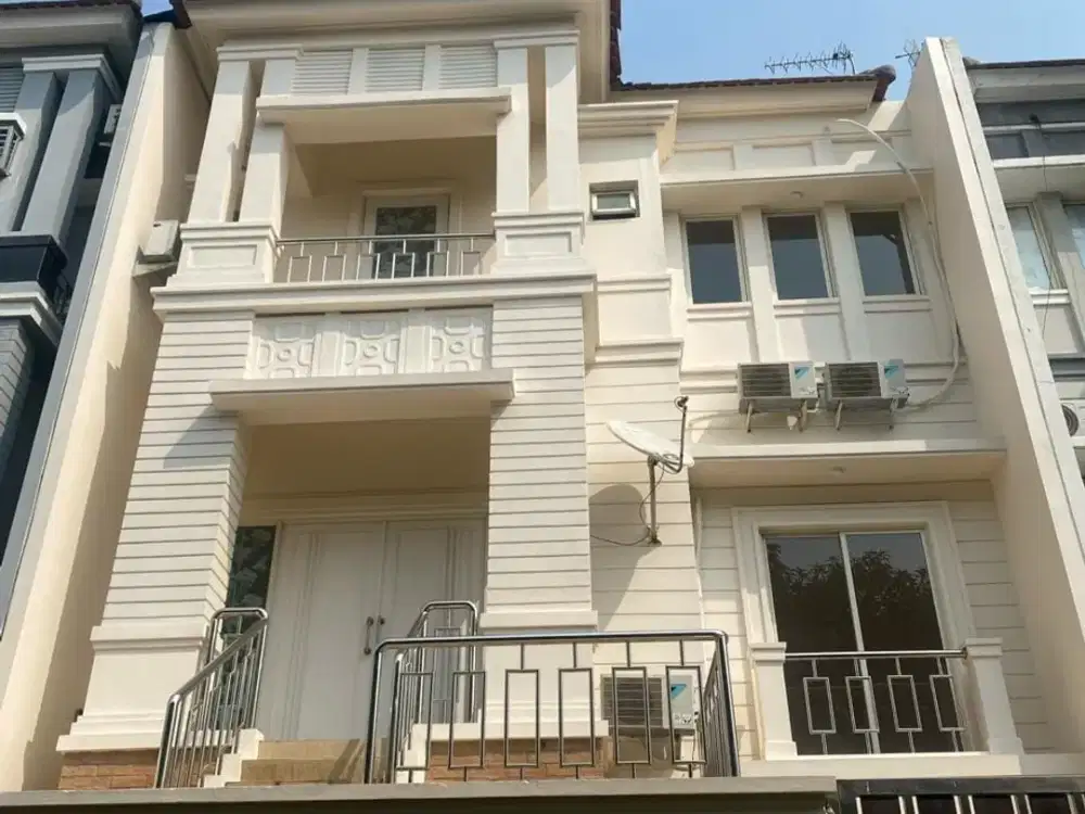 Di Jual Rugiii!! Townhouse Emerald Pik LB 312M2, Semi Furnish