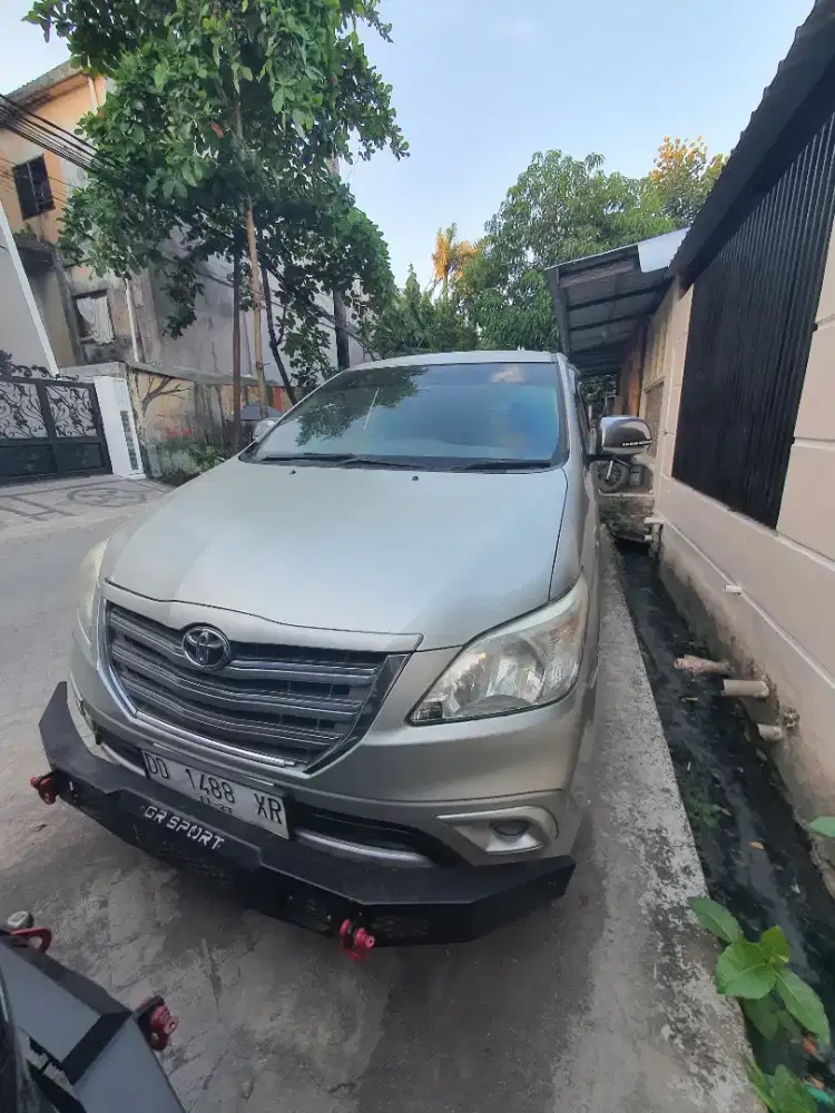 Innova E Tahun 2011 M/T Silver Metalik Bensin