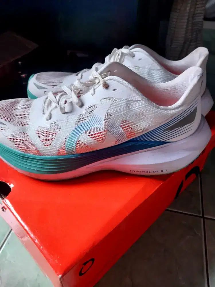 Sepatu runing ortus eight