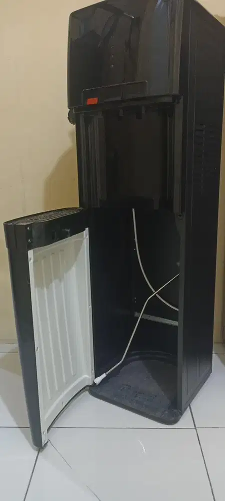 Water Dispenser Galon Artugo Hitam AD55