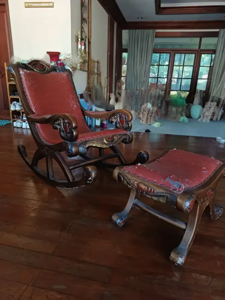 1 Set Kursi Goyang (rocking chair) dan Kursi Kecil Desain Antik Klasik