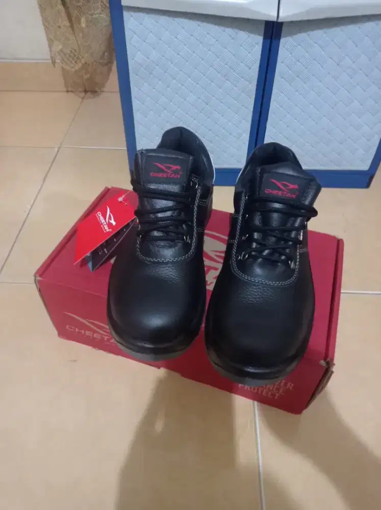 Sepatu safety cheetah size 42