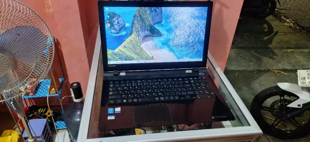 Toshiba i7 ssd 240 ram 8gb