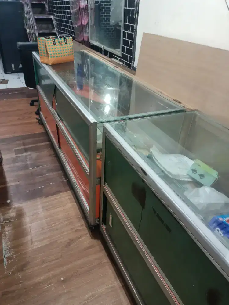 Etalase untuk konter hp
