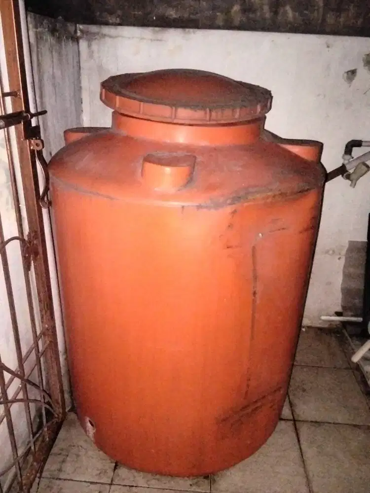 Toren ukuran besar tapi bocor bagian bawah..jual cepat