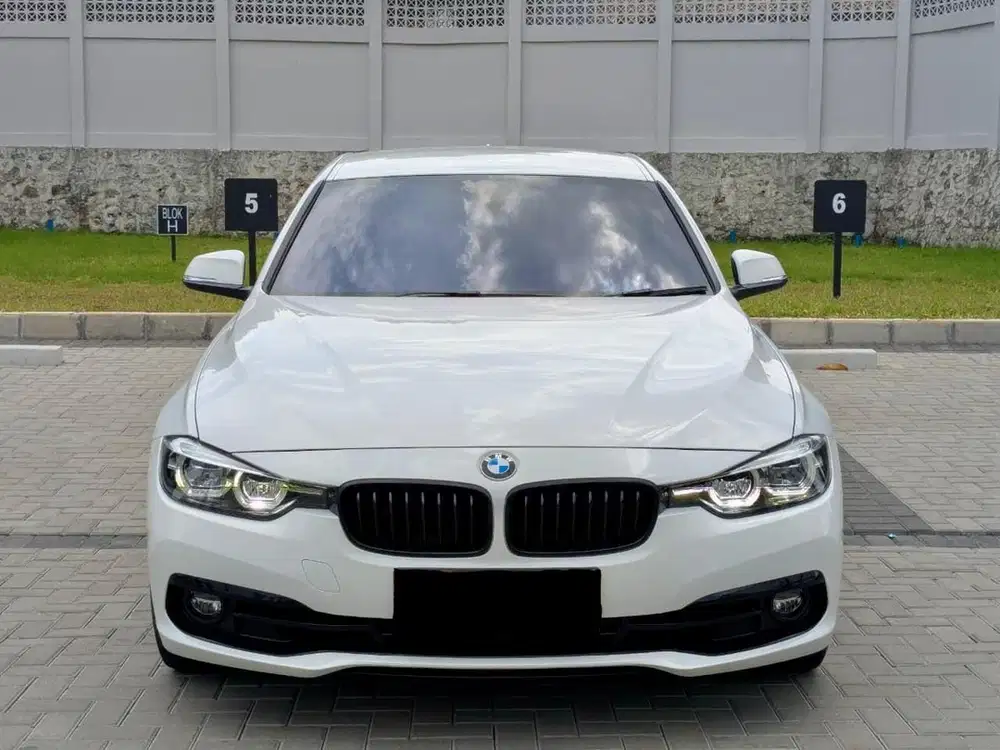 BMW 320i 2019 Bensin