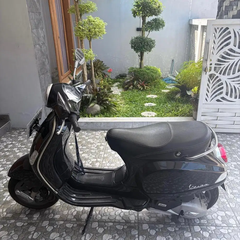 Piaggio Vespa LX 125 I-get 2019 Hitam