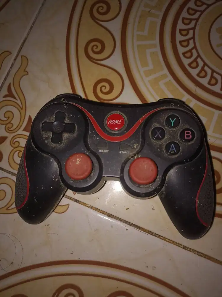 Fitur Utama: Umumnya dilengkapi dengan analog, tombol arah (D-pad), to