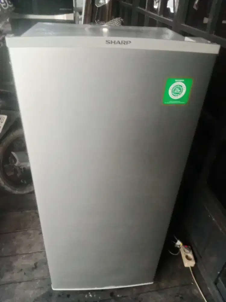 Kulkas Frezer 6 rak Sharp bening baik