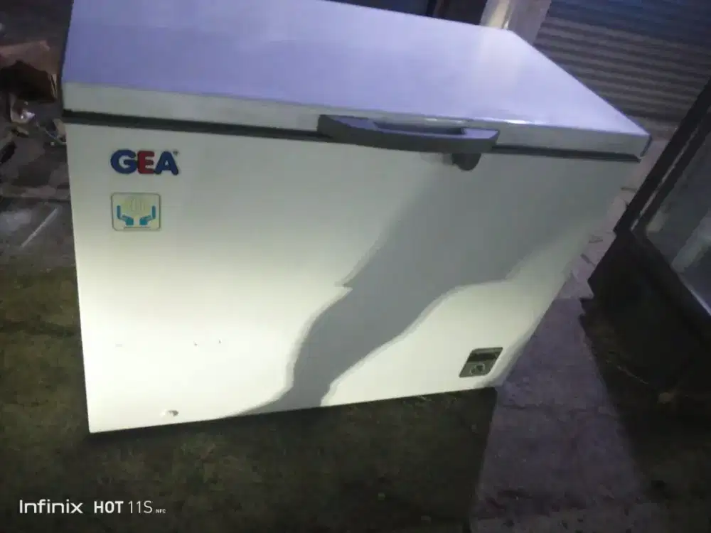 Jual bu freezer box kapasitas 318 liter merk GEA
