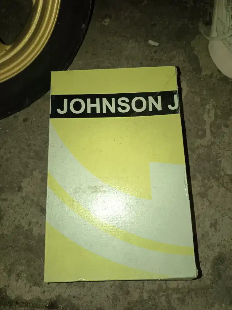 Sepatu Jhonson.