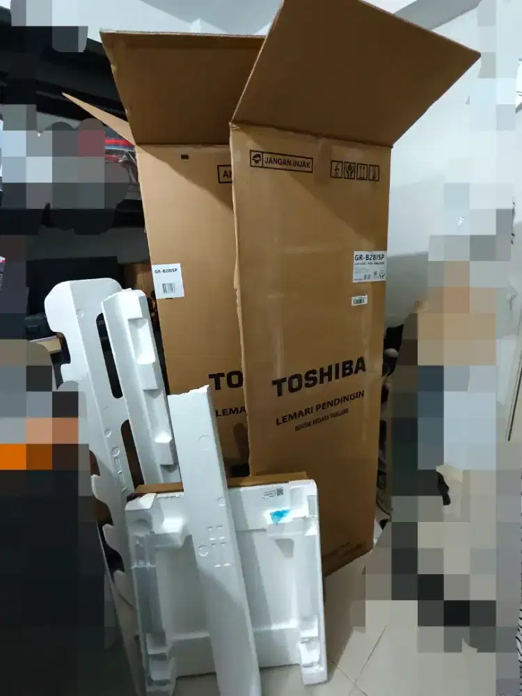 Kardus, gabus putih, tali strapping bekas kulkas 2 pintu Toshiba