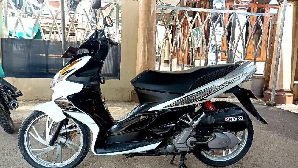 SUZUKI SKYWAVE TH 2011 PUTIH MUTIARA GLOWING