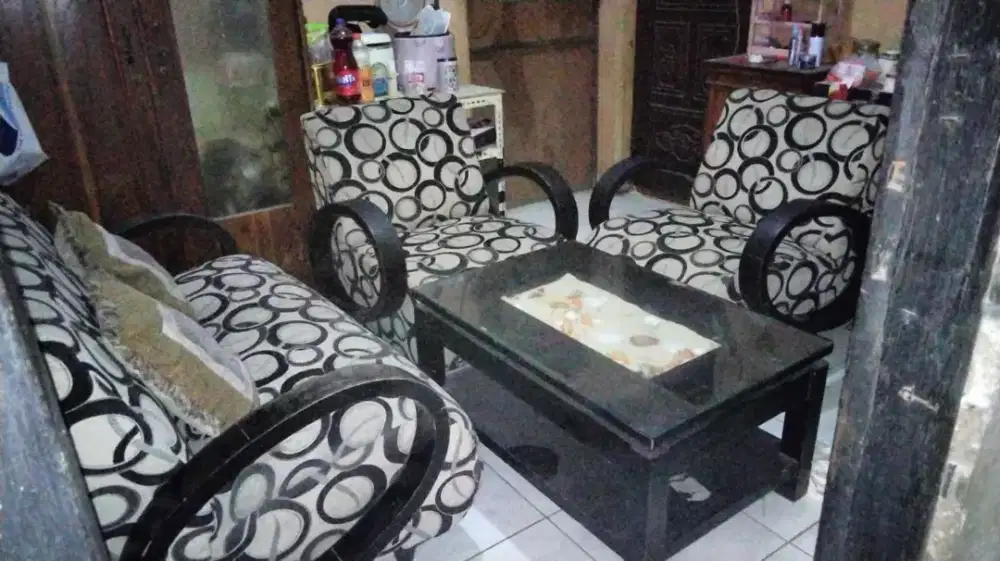 Di jual sofa 2 1 1 plus meja satu set