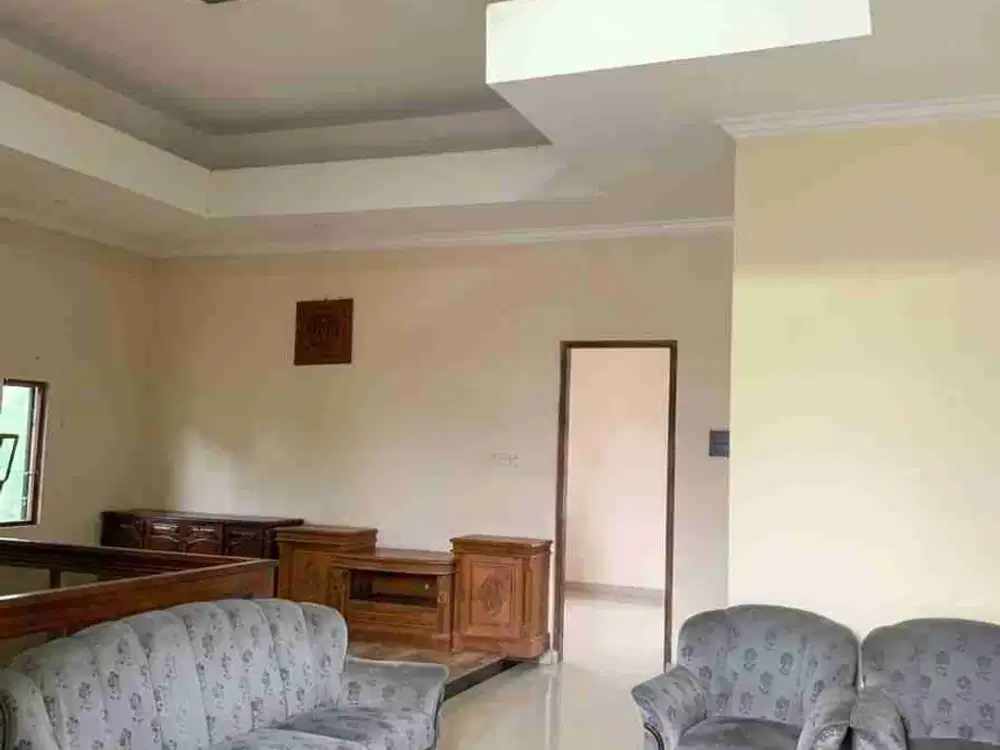 DIJUAL RUMAH TERAWAT SIAP HUNI RAYA KETINTANG ADA KOLAM IKAN DAN GUDANG