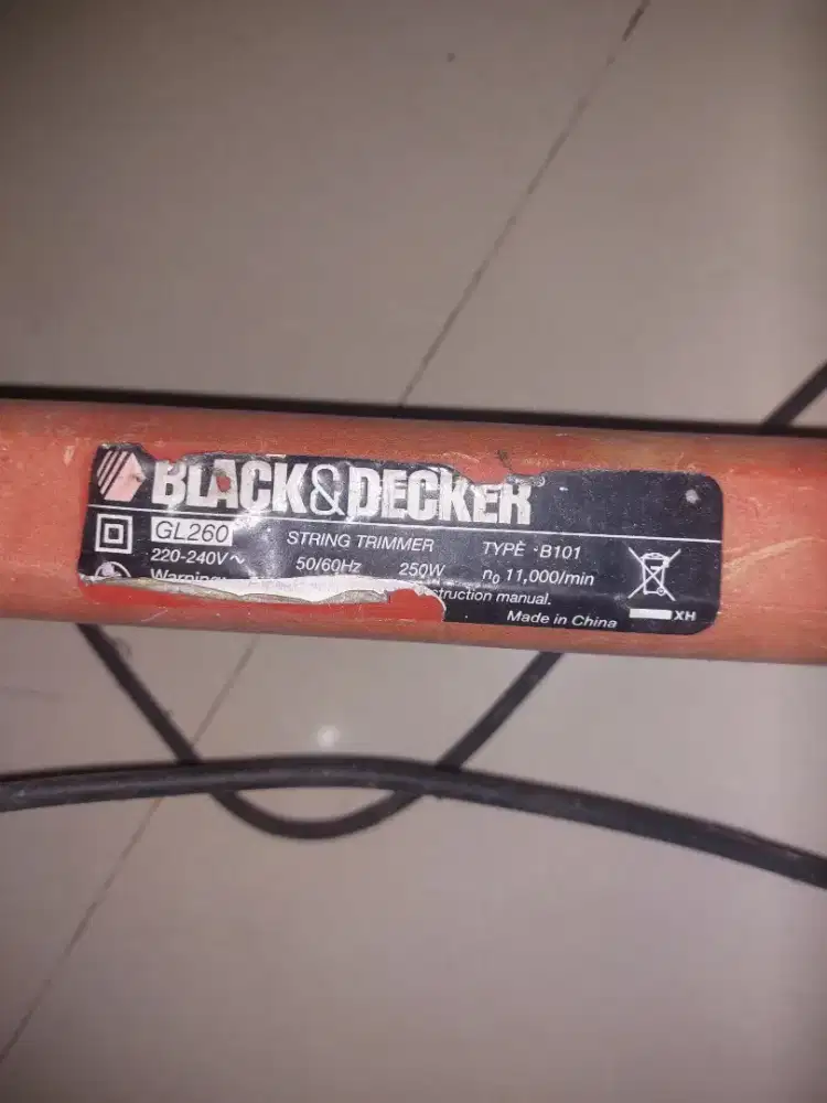 Mesin Pemotong Rumput Taman Black&Decker GL260