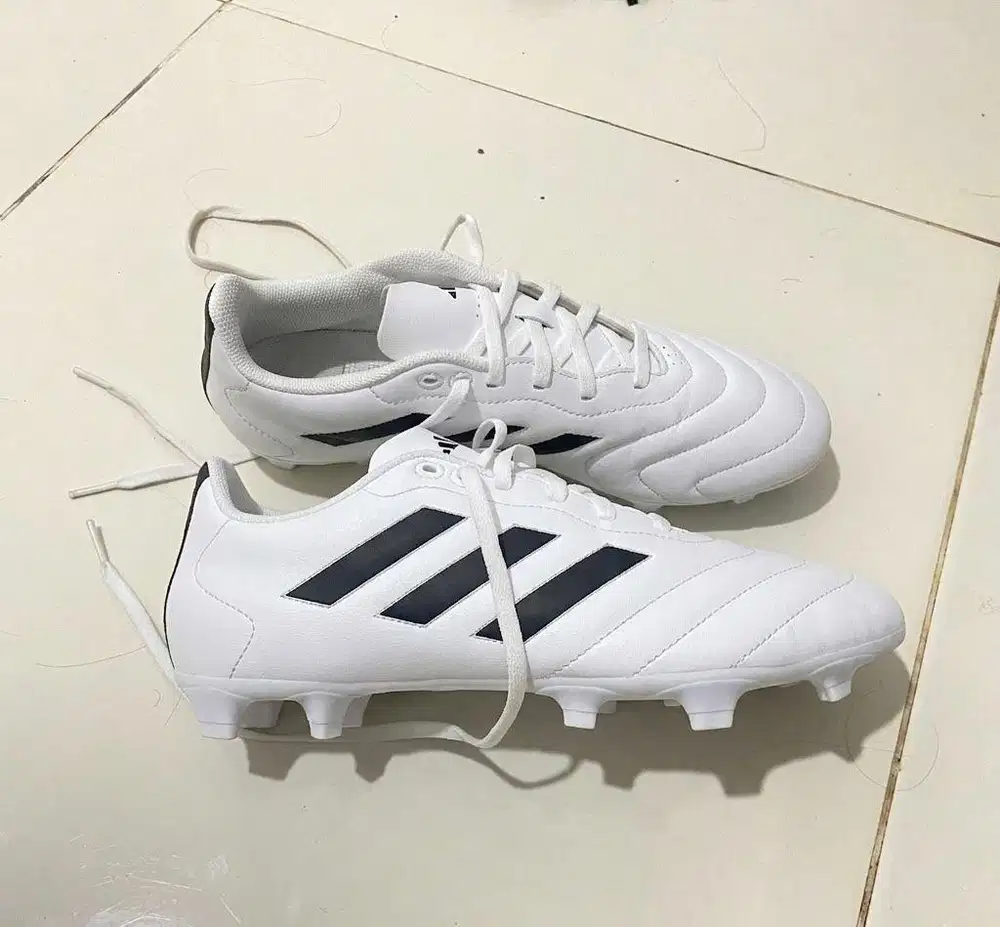 Sepatu Bola Adidas