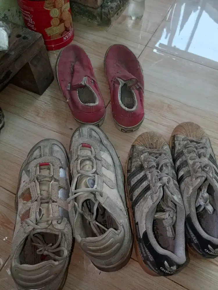 Sepatu adidas dan vans