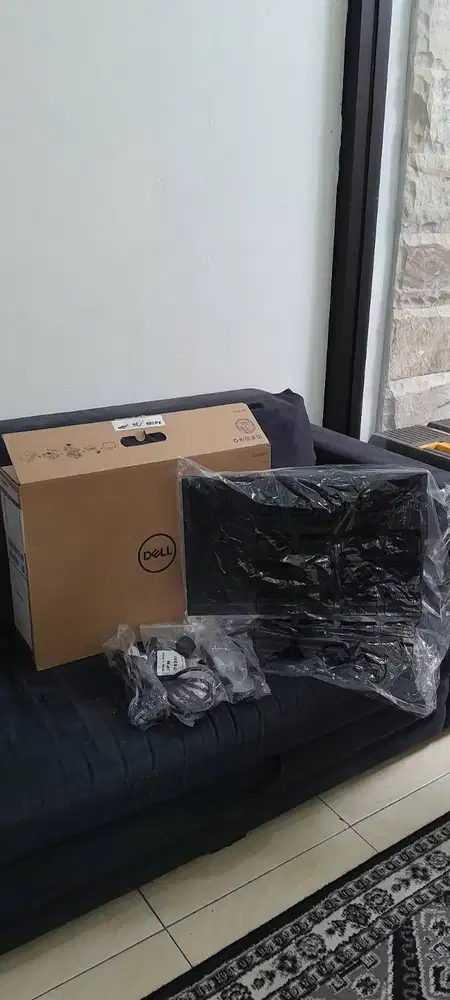 Dell LED Monitor D1918H 19 Inch HDMI VGA Headphone Out Like New