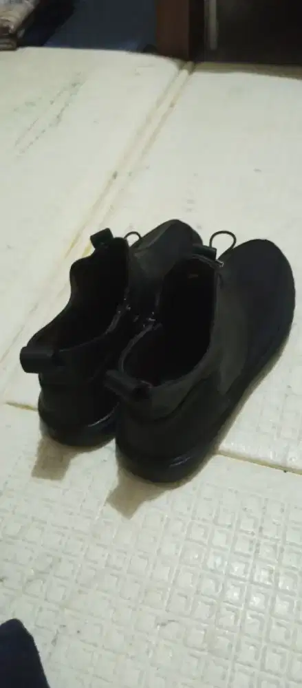 Dijual Sepatu Warna Hitam