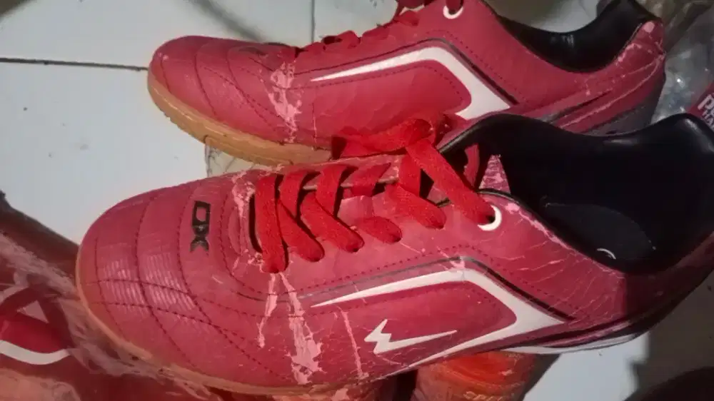 Sepatu futsal ukuran dewasa