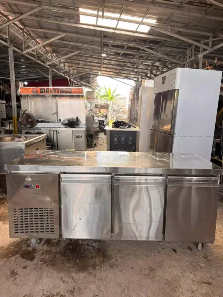UNDERCOUNTER / UNDER COUNTER CHILLER 3 PINTU

Merk Kris Chef