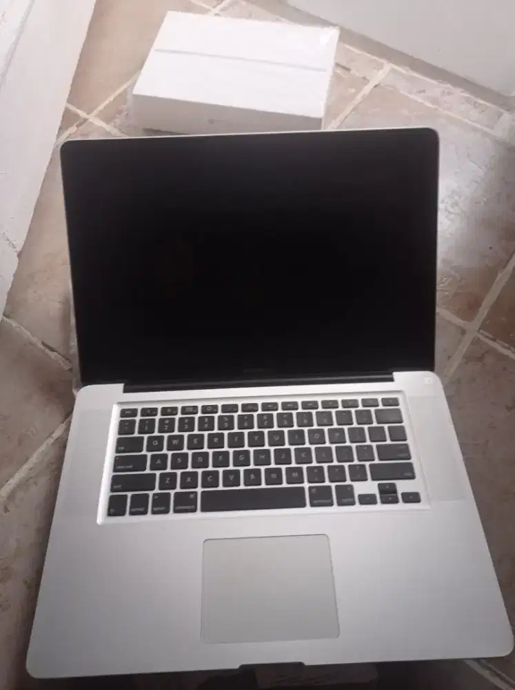 Macbook Pro A1286 Core i5 Like' New (Minus layar )