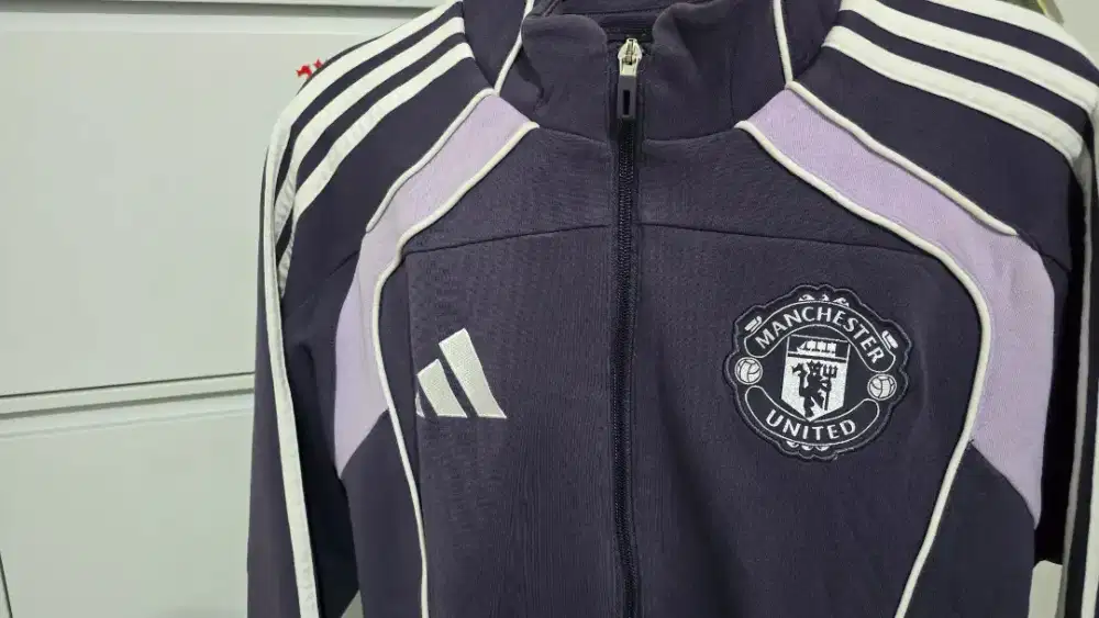 ADIDAS Jaket Pria MANCHESTER UNITED
UBP DOUBLEKNIT JN2827 ORI BEKAS