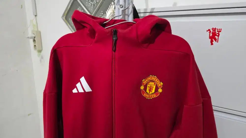 ADIDAS MANCHESTER UNITED FC ANTHEM
JN2901 Jaket Bola Pria ORI Preloved