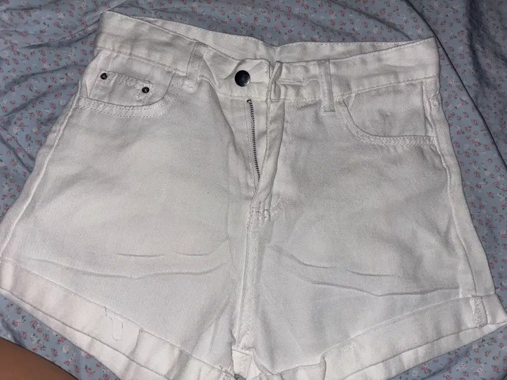 hotpants(warna putih), ukuran M, cocok untuk remaja, BB 40-49kg