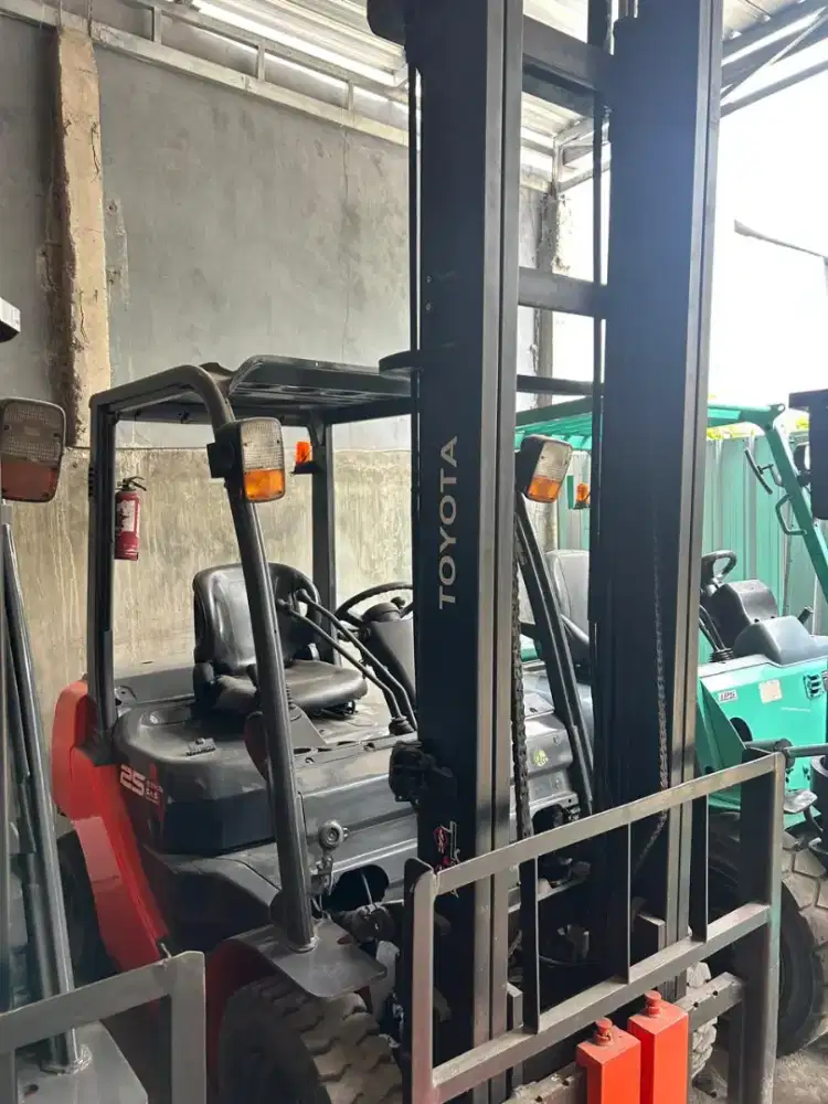 FORKLIFT BEKAS TOYOTA