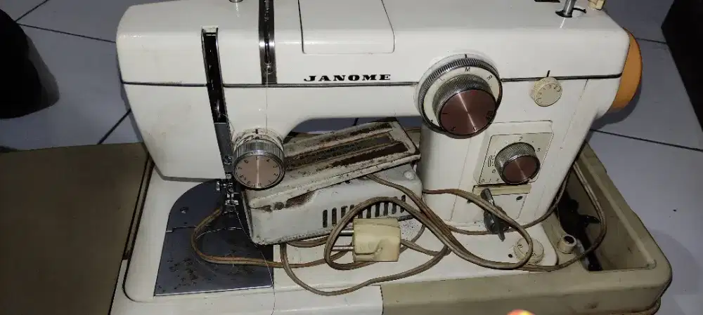 Mesin Jahit Portable Jadul merk Janome