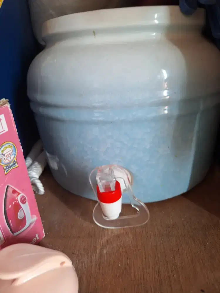 Guci air minum. No minus