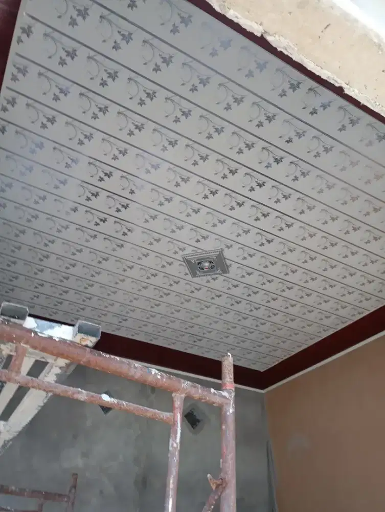 pemasangan moulding dan plafon