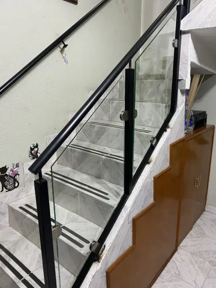 Relling tangga kaca modell minimalis