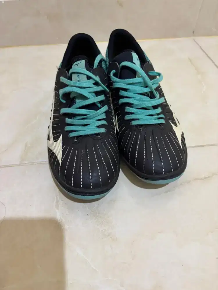 Sepatu Futsal Mizuno Rebula
