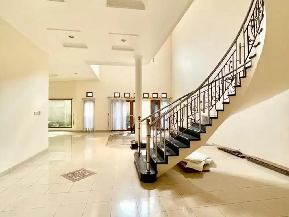 MURAH Rumah Besar Luas di Setraduta