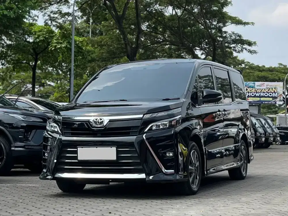 TOYOTA VOXY 2.0 AT HITAM 2020 KM 88RB