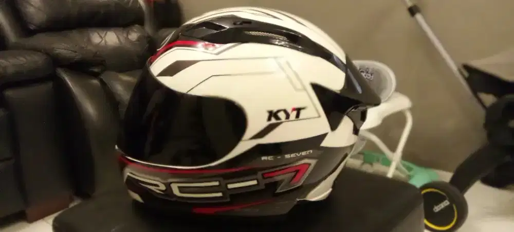 Helm KYT RC-7 kondisi bagus