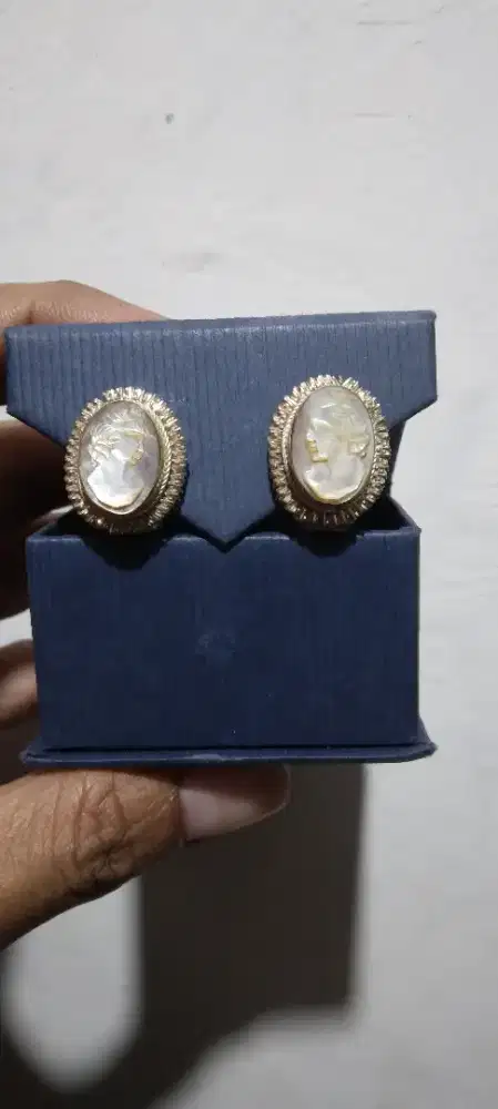 Anting atau giwang Cameo eropa antik vintage