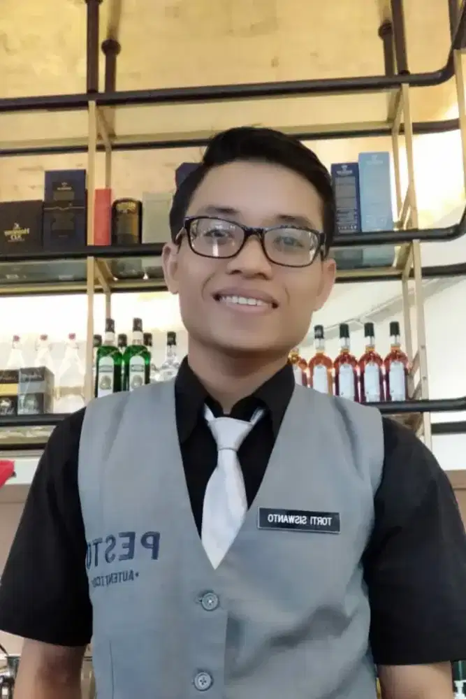 Saya sedang mencari Pekerjaan untuk DW Hotel, atau server di Restoran