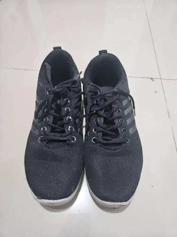 Sepatu sekolah/sneakers ukuran 40, no minus