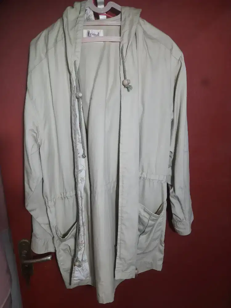 Jaket ber merk warna krem agak putih