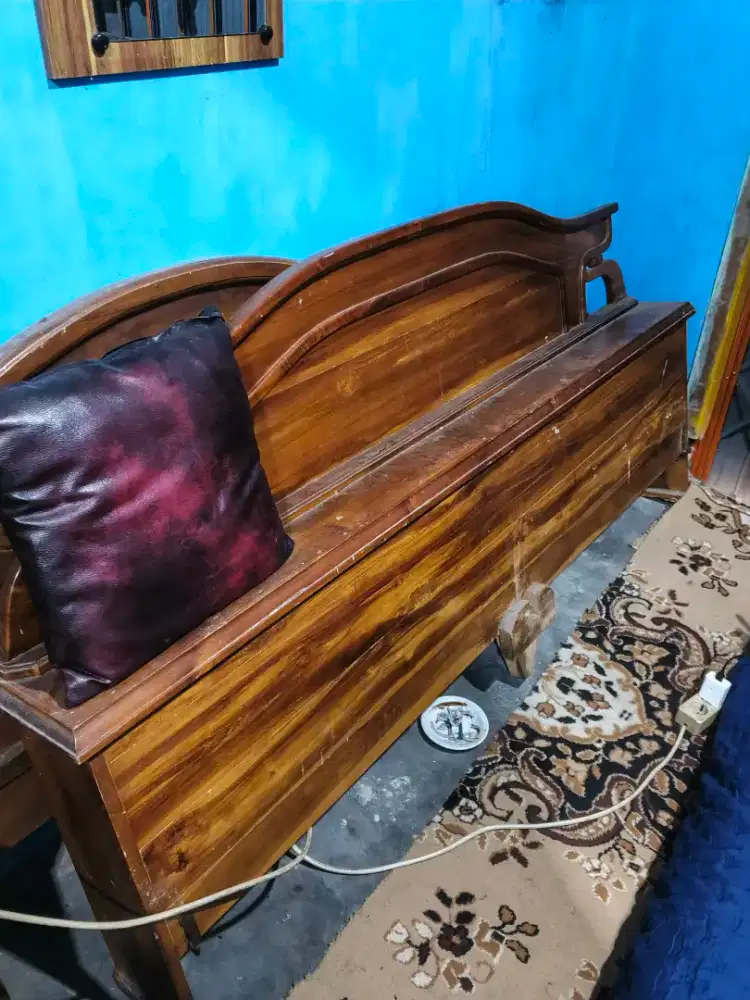 Tempat Tidur No. 1 (King Size)  dari Jati Emas, dibuat tahun 2001