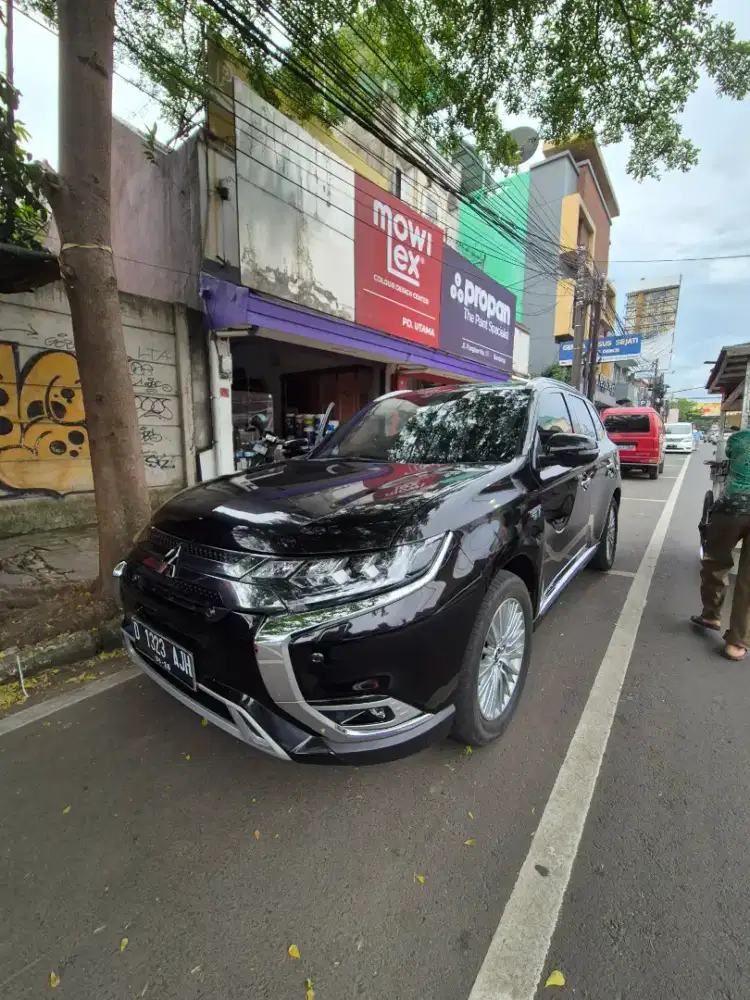 Mitsubishi OUTLANDER PHEV 2.4 HYBRID AT 2021, Nik 2020