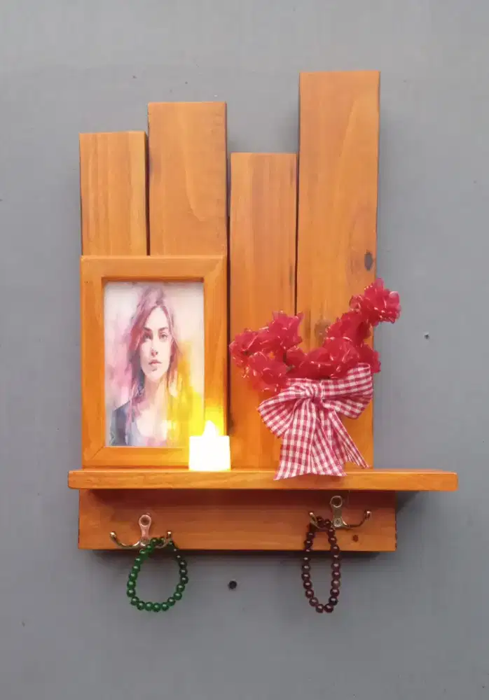 Gantungan kunci. Tempat gantung kunci atau lainnya.