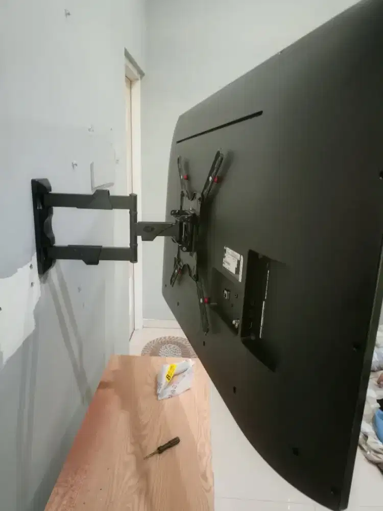 Jual bracket tv plus pemasangan lebih hemat ruang nyaman di tonton