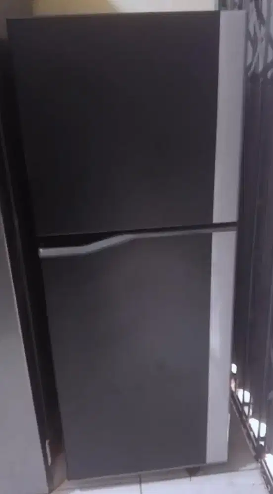 Kulkas 2 pintu merek panasonic masih  sgt normal beku dan dingin