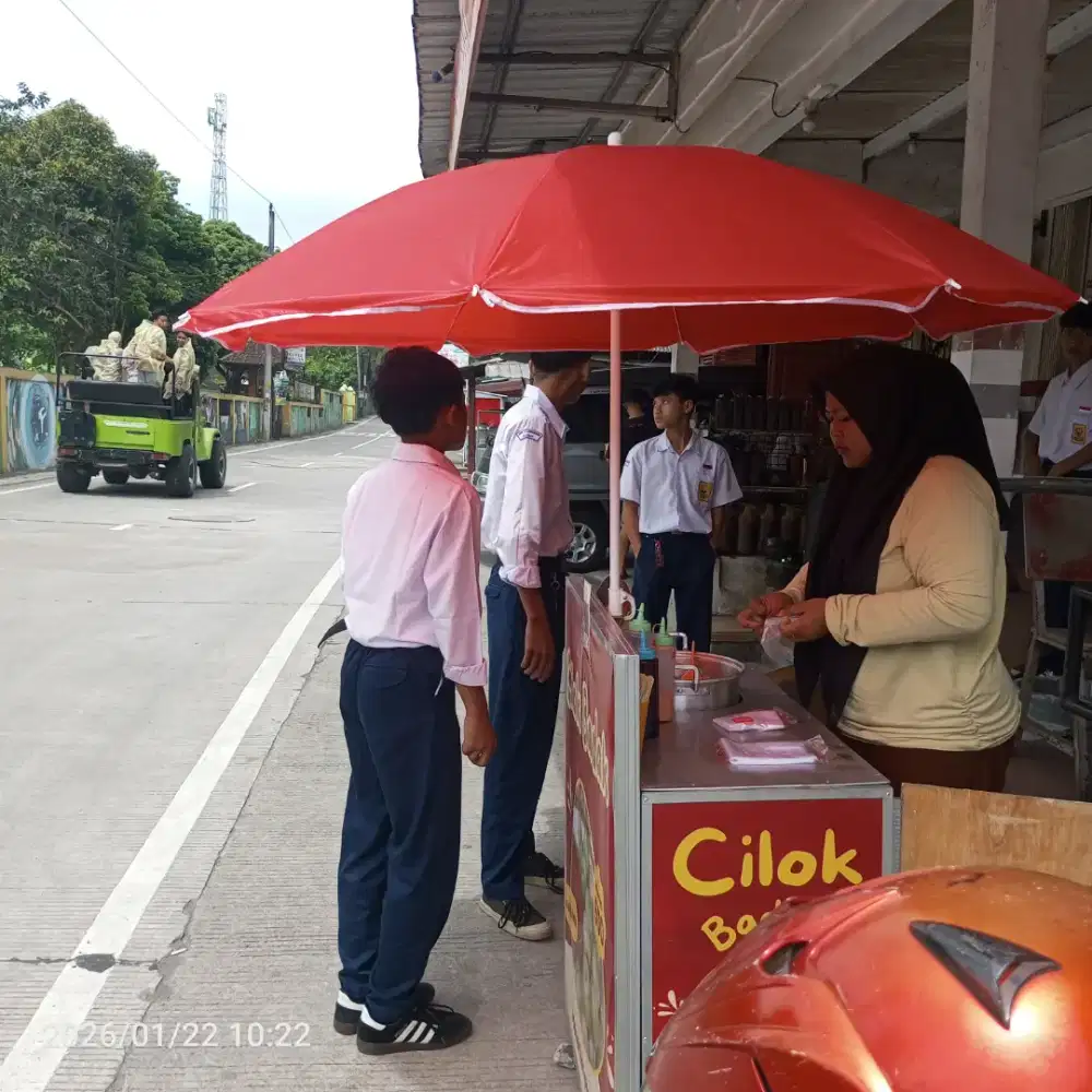 Karyawan jaga outlet makanan