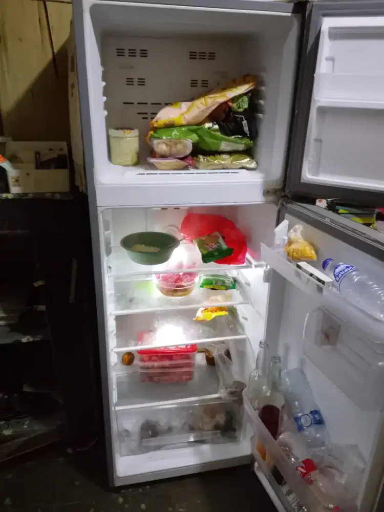 Dijual cepat kulkas Polytron 2pintu